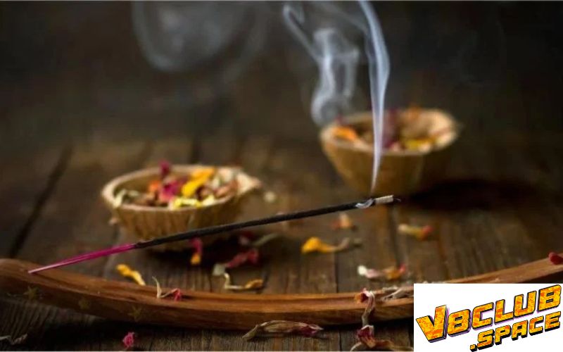 Thắp hương cầu khấn tổ tiên